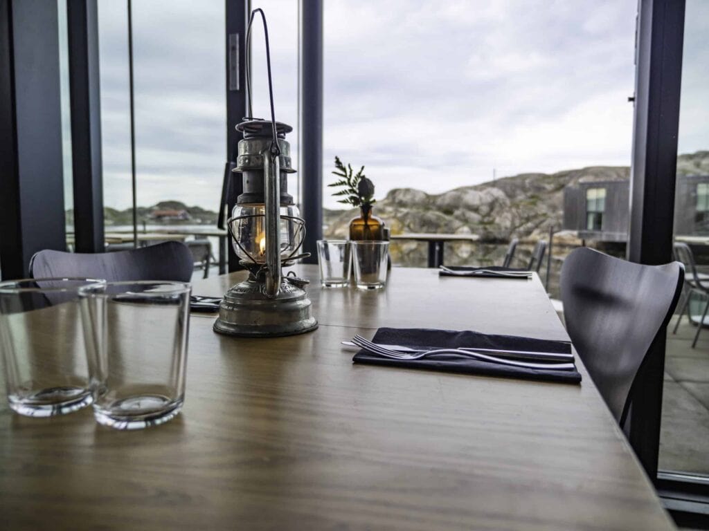 Dukat bord med utsikt över klippor.