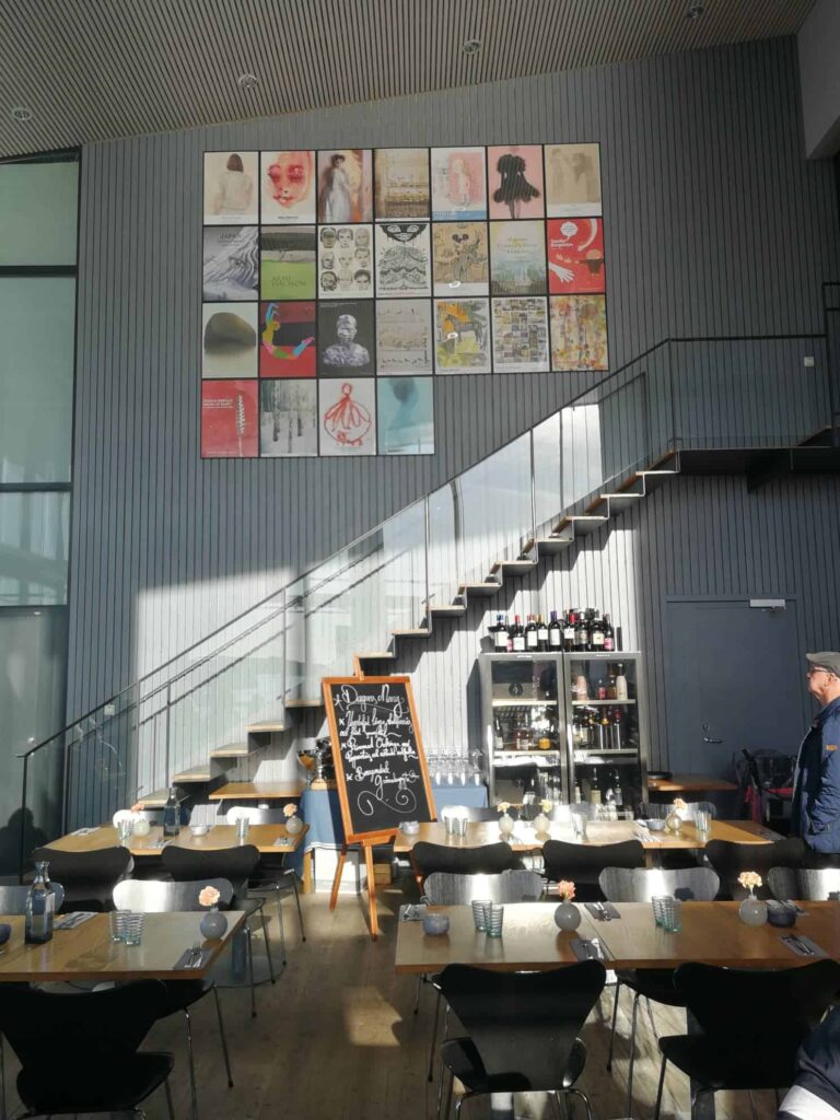 Bild på vägg och trappa på Restaurang Vatten i Skärhamn