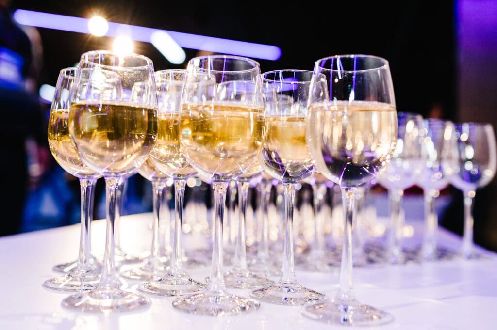 Vinglas på ett bord